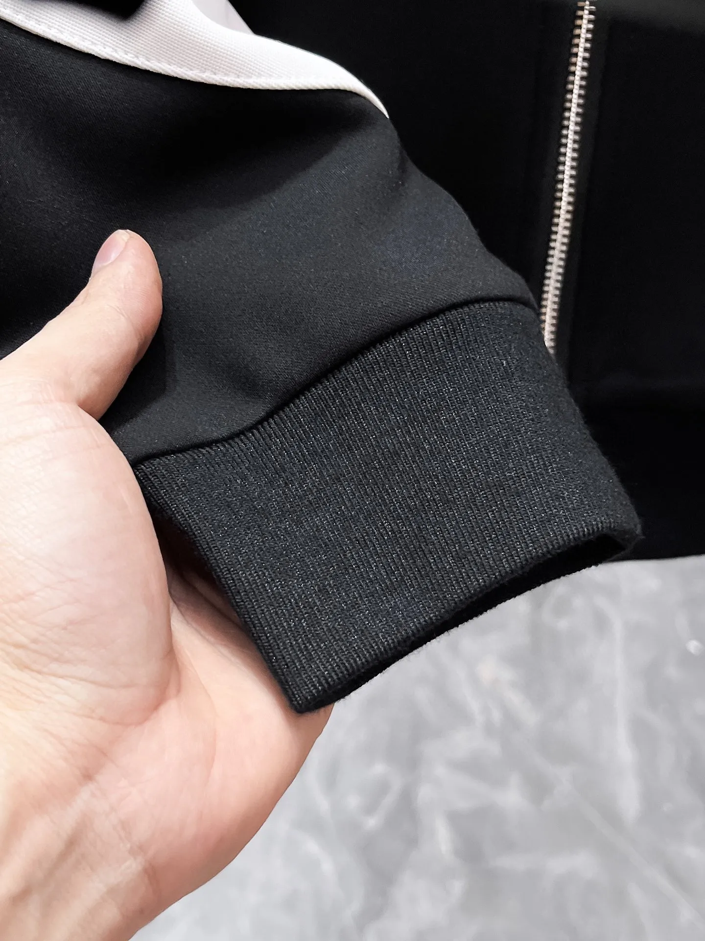 🅿️720 LV hot-selling suit is coming. Focus on the original version of the official website. 2025 new hot-selling cardigan suit. The original order is the best. 🇭🇰The meticulous work of top designers. It has a fitting and perfect upper body effect. All-natural high-quality Tencel Roman cotton 100%, close-fitting comfort, noble and elegant! Original hardware embodies elegance and nobility! Counter size: M-3XL (maximum wear up to 190 pounds)